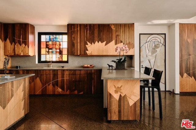 kitchen with backsplash and a breakfast bar area