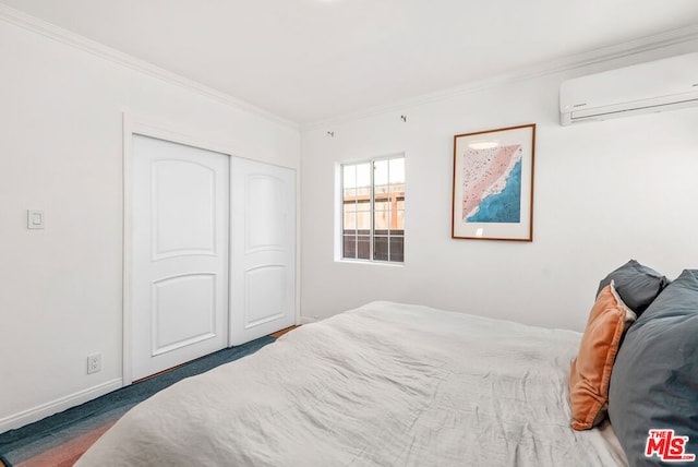 bedroom featuring carpet floors, a wall unit AC, a closet, and ornamental molding