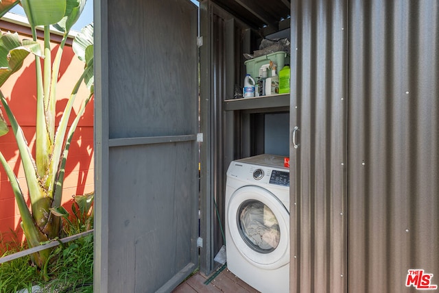 laundry room with washer / dryer