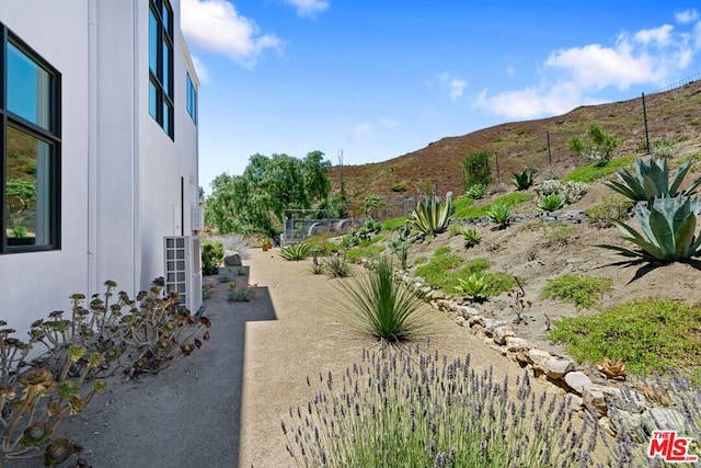 view of yard with a mountain view