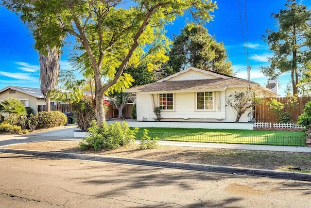 single story home with a front yard