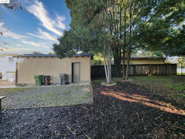 view of yard with an outdoor structure