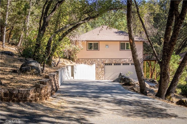 view of front property featuring a garage