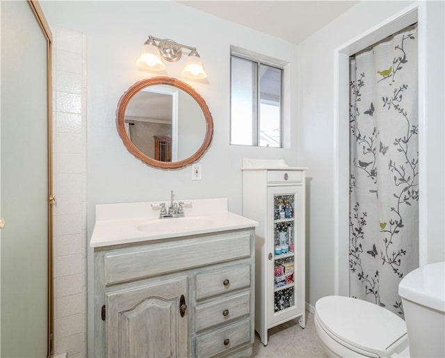 full bath with a shower with shower curtain, vanity, and toilet