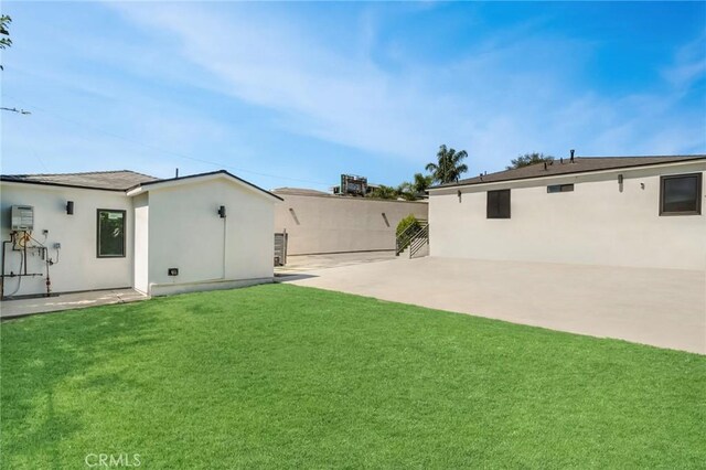 view of yard with a patio area