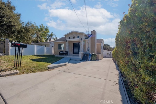 view of front of home featuring a front yard