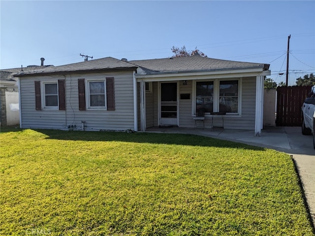 view of front facade featuring a front lawn