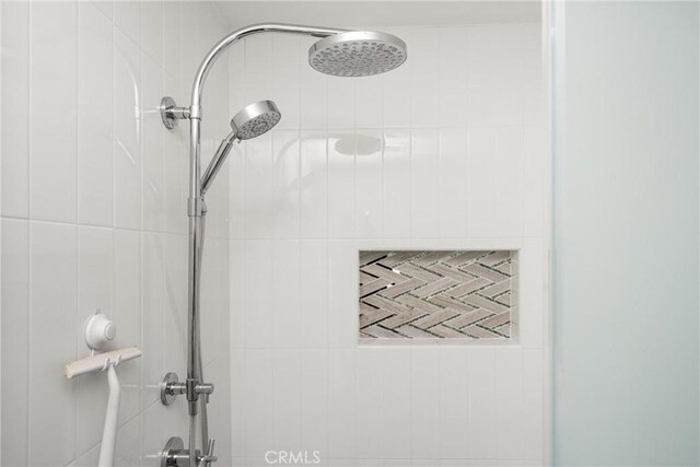 details featuring tiled shower