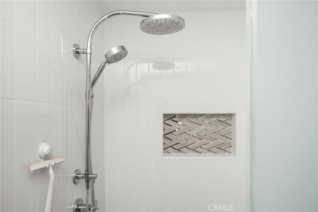 room details featuring a tile shower