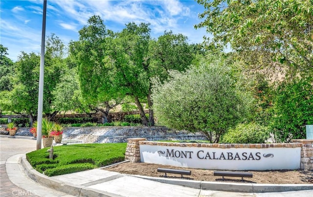 view of community / neighborhood sign