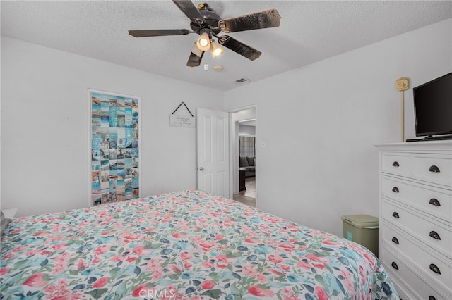 1538 W 15th St, San Bernardino, CA 92411 - bedroom with visible vents, a textured ceiling, and a ceiling fan