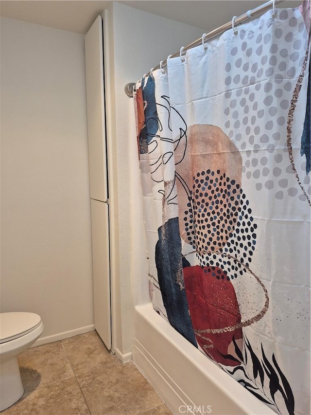 bathroom featuring shower / tub combo with curtain and toilet