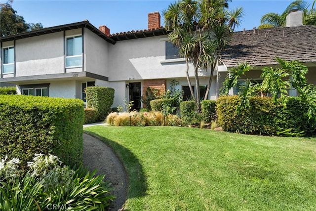 view of front of house featuring a front lawn