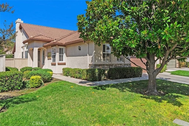 view of front of property featuring a front lawn