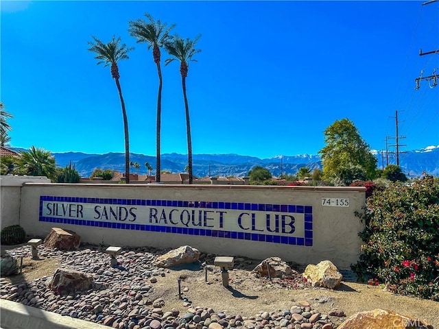 community / neighborhood sign featuring a mountain view