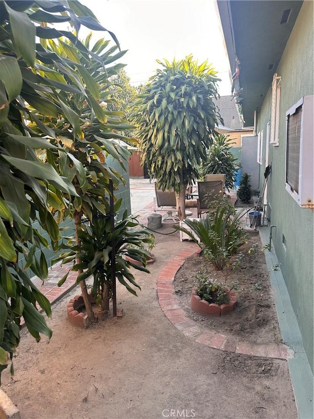 view of yard featuring a patio area