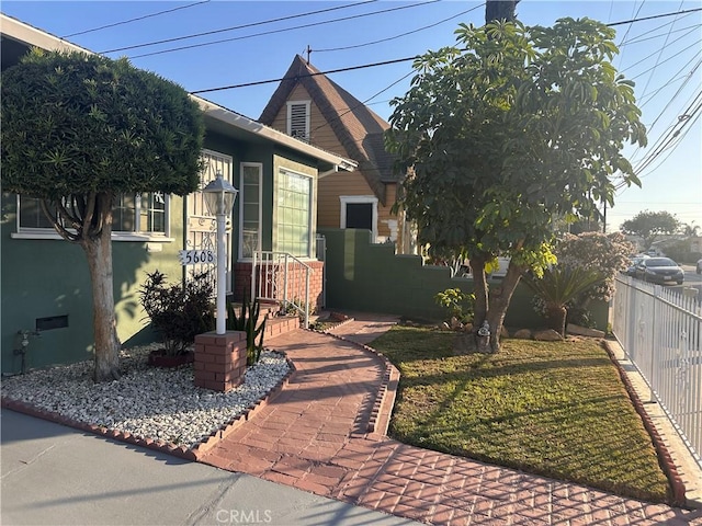 view of front of home featuring a front lawn