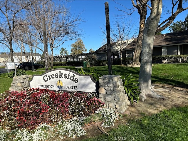 community sign featuring a lawn