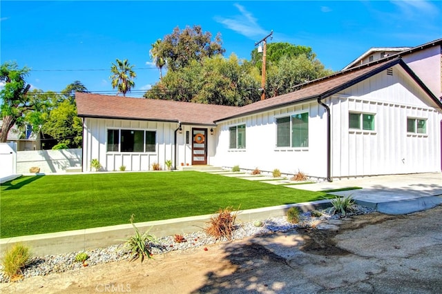 view of front of property with a front yard