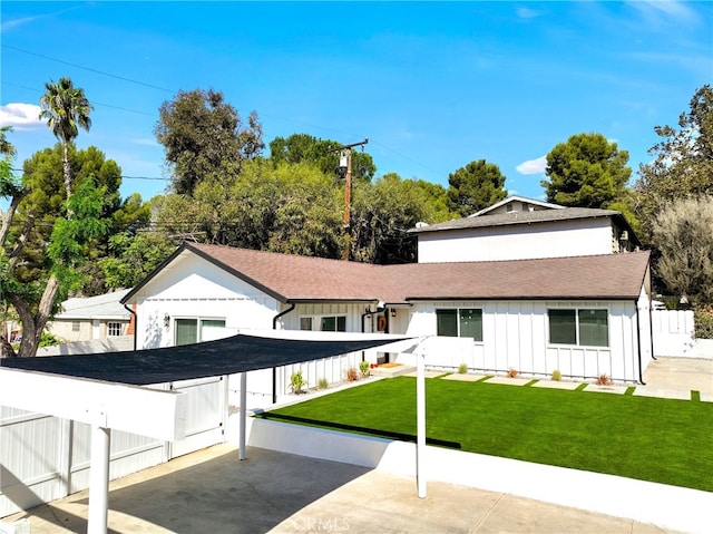 view of front of house featuring a front lawn