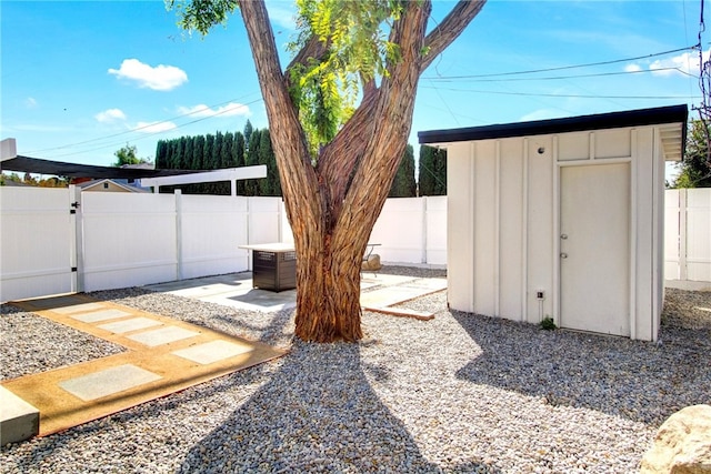 view of yard featuring a shed