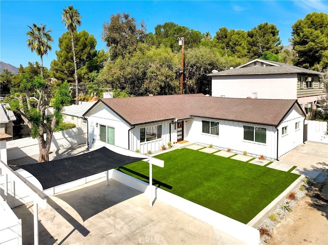 view of front of house featuring a front yard