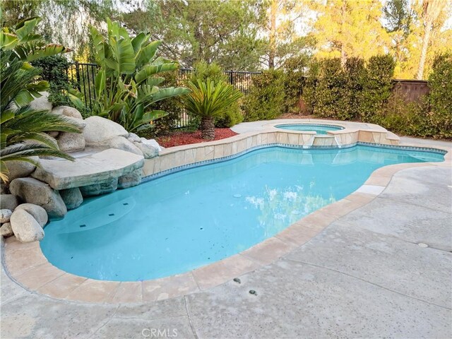 view of pool featuring an in ground hot tub