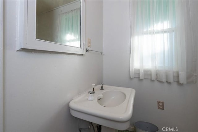 bathroom featuring sink