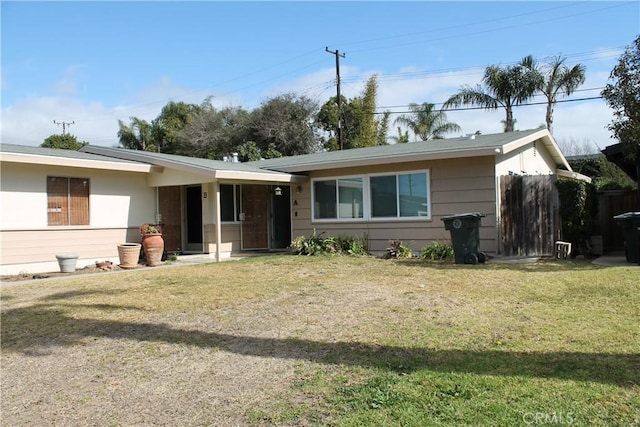 view of front of home featuring a front lawn and fence