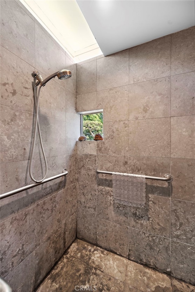 bathroom featuring a tile shower