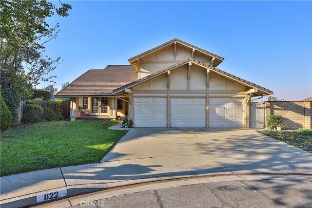 view of front of home featuring a front yard and a garage