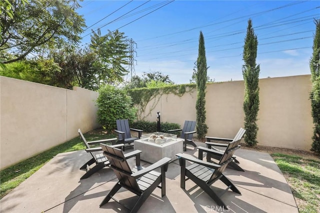 view of patio with a fire pit