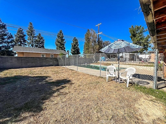 view of yard featuring a fenced in pool