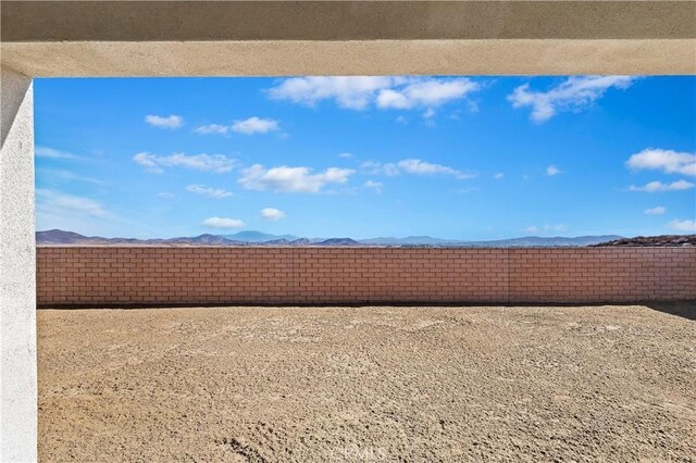 view of yard featuring a mountain view