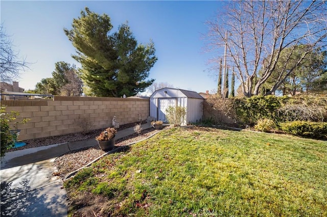 view of yard featuring a storage unit