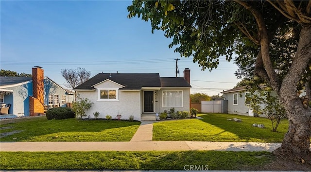 view of front of property featuring a front yard