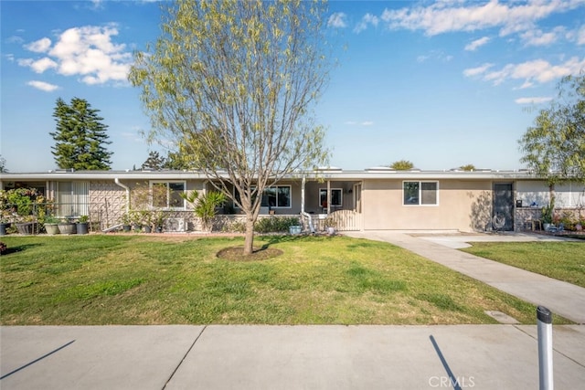 single story home featuring a front lawn