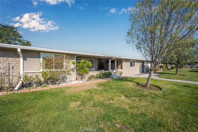 ranch-style home featuring a front lawn