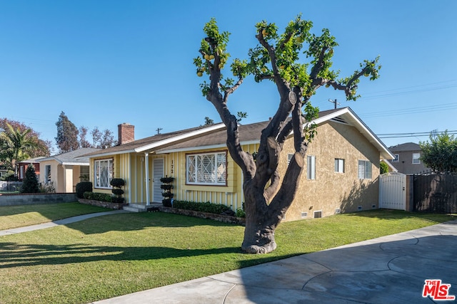 view of front of house with a front yard