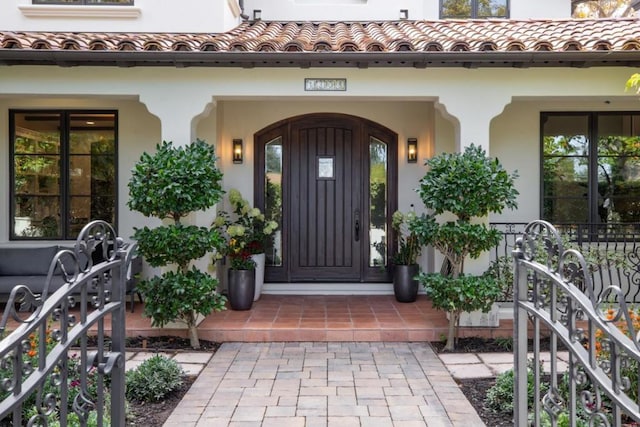 property entrance featuring a porch