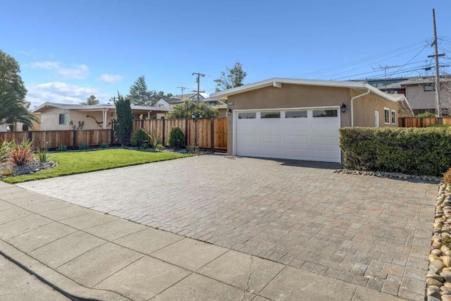 view of front facade featuring a garage and a front yard