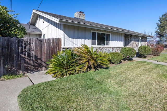 ranch-style home with a front lawn