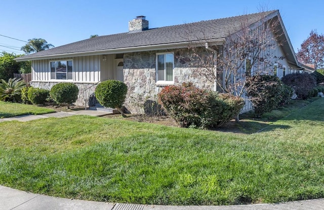 view of front of property with a front yard