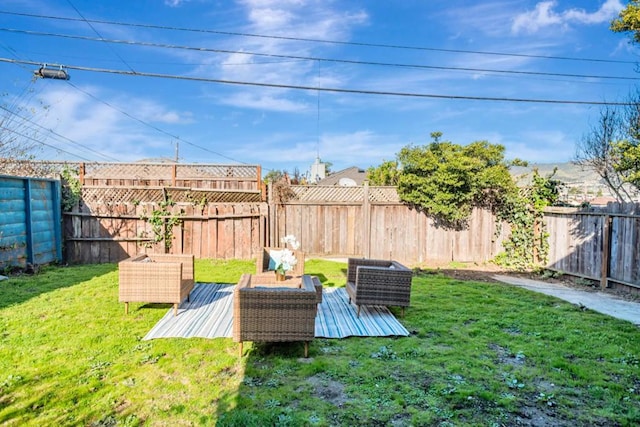 view of yard featuring outdoor lounge area