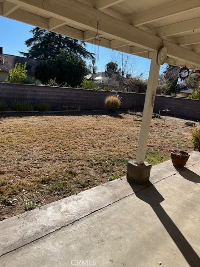 view of yard featuring a patio