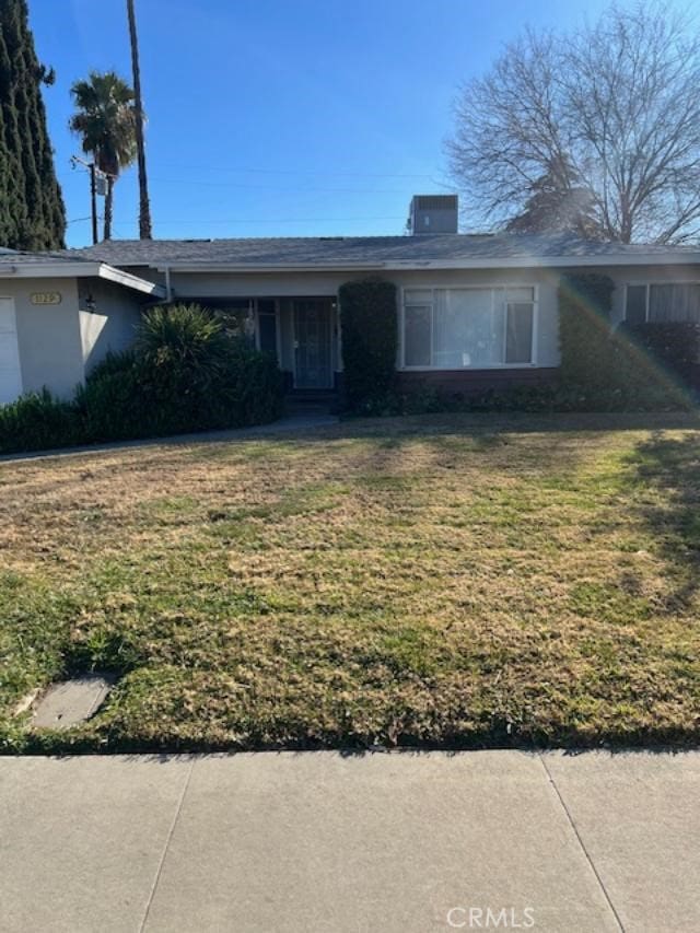 ranch-style house featuring a front yard