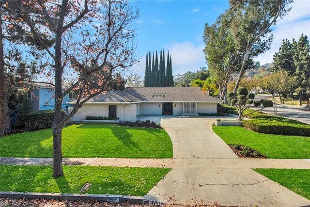 ranch-style home with a front yard