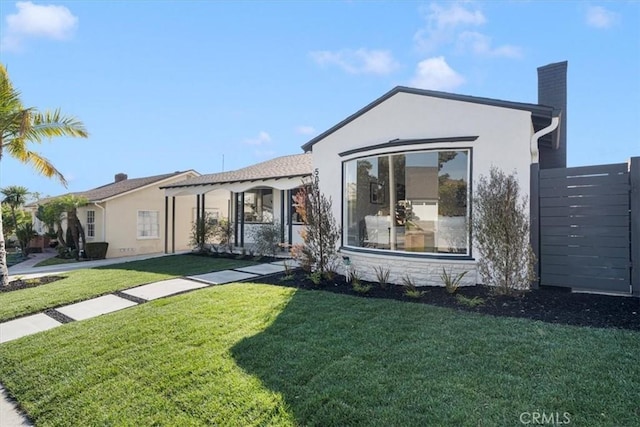 view of front of property featuring a front lawn