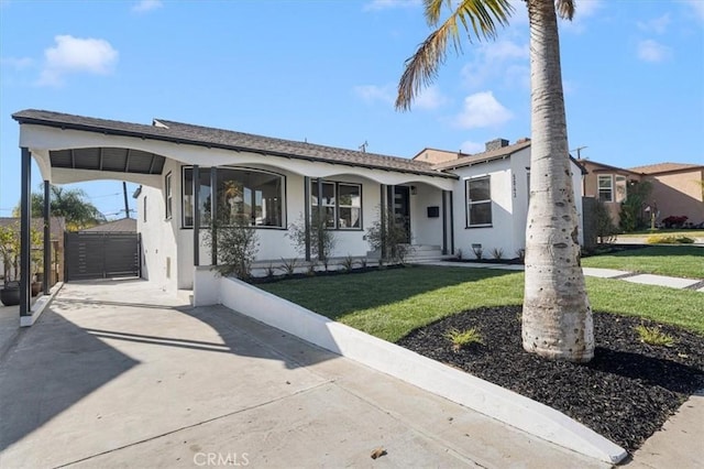 view of front of house featuring a carport and a front yard