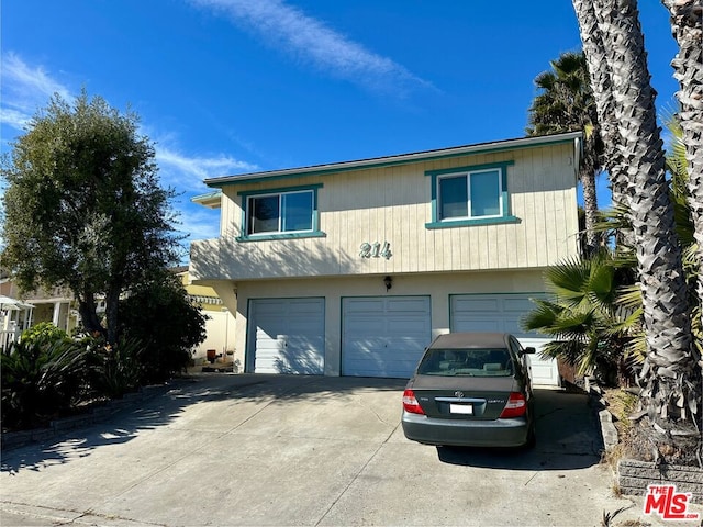 view of front facade featuring a garage